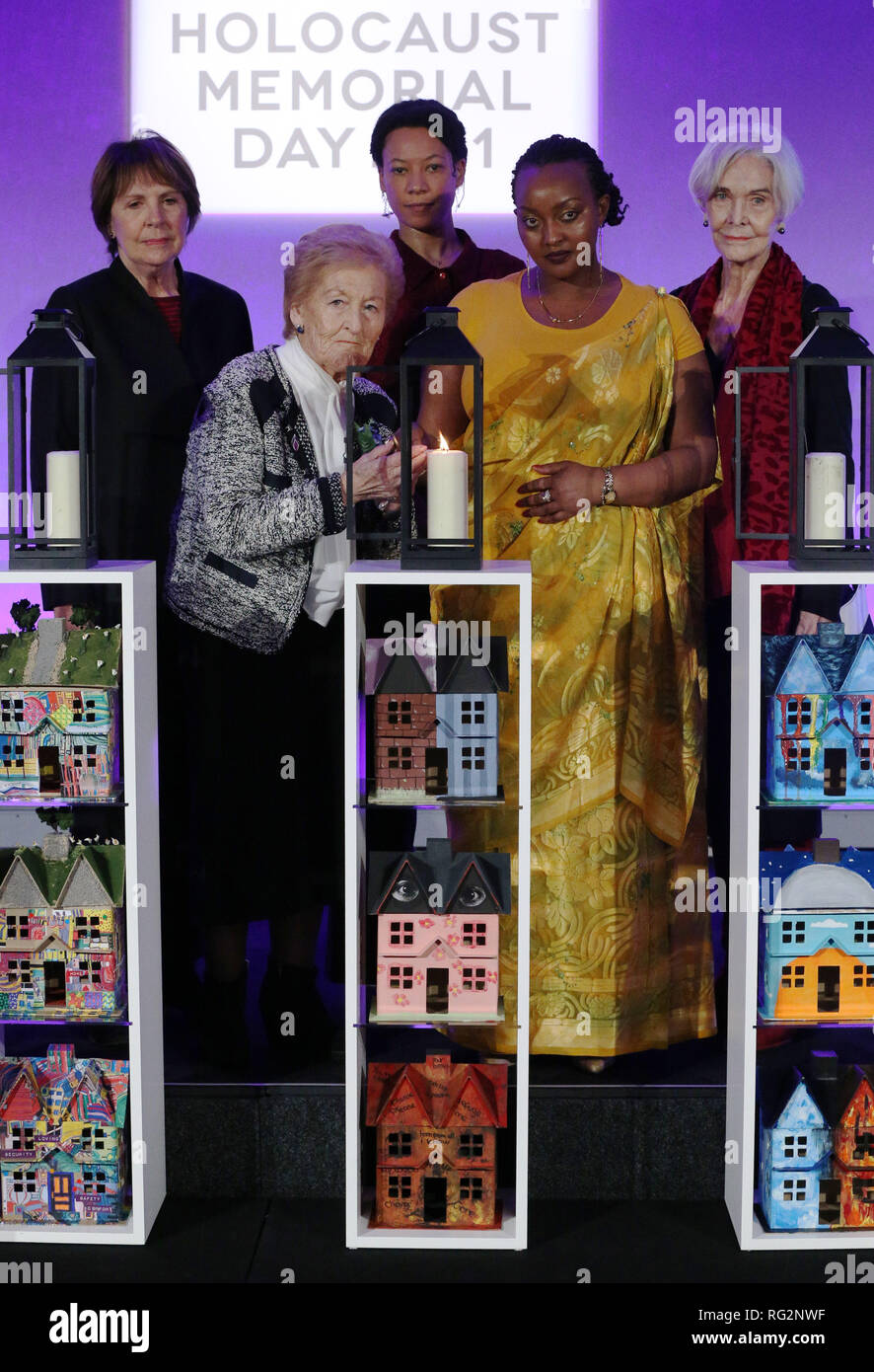 Acteurs (rangée arrière de gauche à droite) Dame Penelope Wilton, Nina Sosanya et Sheila Hancock inscrivez-vous survivant de l'Holocauste Hornick Mindu (avant gauche) et survivante du génocide rwandais Chantal Uwamahoro (avant droit) en allumant une bougie à la mémoire de toutes les victimes de génocide lors d'une cérémonie tenue le Jour commémoratif de l'Holocauste le centre QEII, Westminster, Londres. Banque D'Images