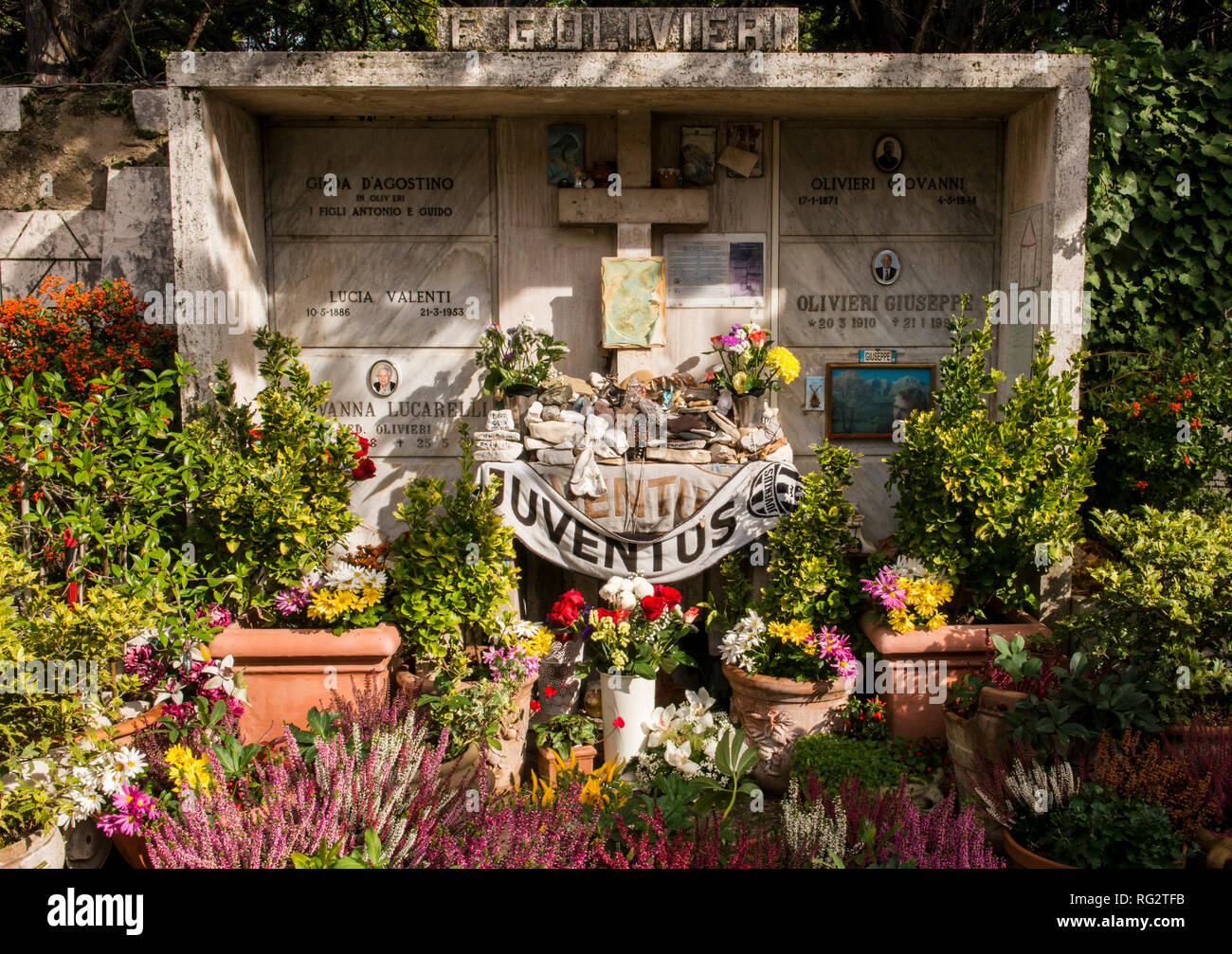 Au cimetière de Tombstone, décorées de fleurs et de Juventus Football écharpe, Avezzano, Abruzzes, province de L'Aquila, Italie, Europe Banque D'Images