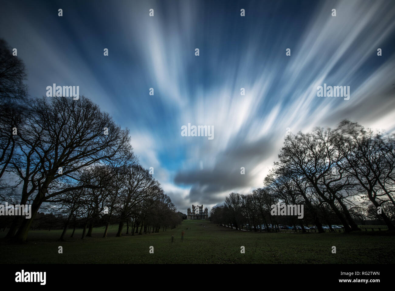 NOTE DE LA RÉDACTION longue exposition nuages sur Wollaton Hall à Nottingham. Banque D'Images