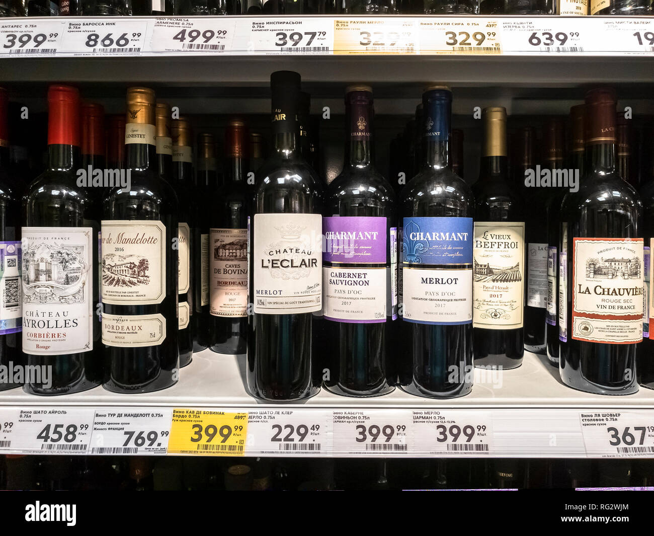 Moscou, Russie - le 21 janvier. 2019. Différents types de vin rouge sur le comptoir de magasin "Pyaterotchka" Banque D'Images