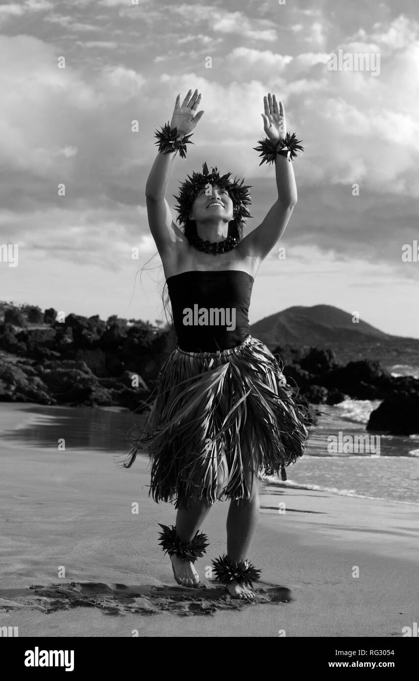Femme danseuse de hula sur la plage à Chang's Beach, Maui, Hawaii. Banque D'Images