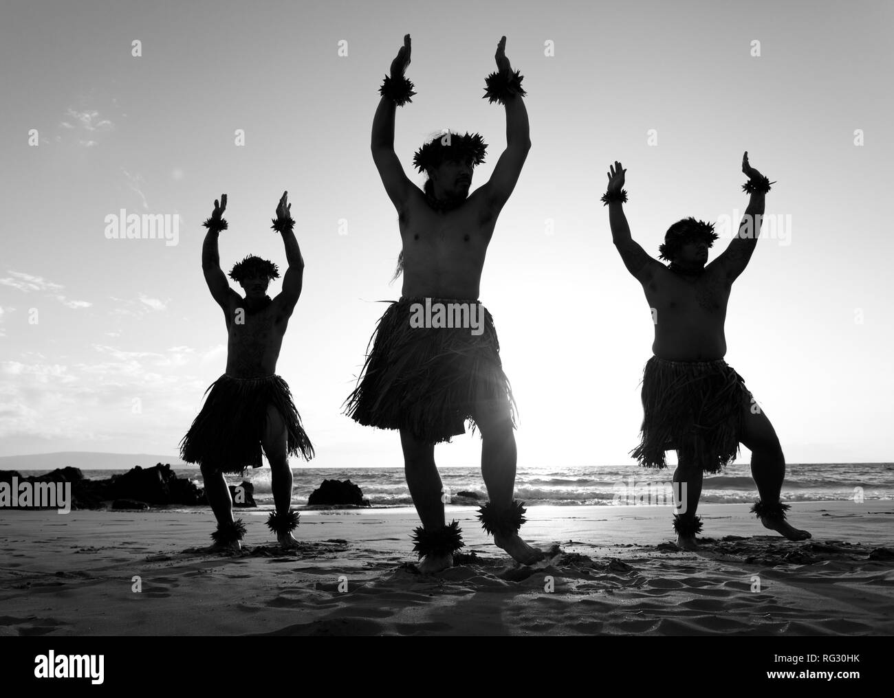 Trois danseurs hula mâle sur la plage à Chang's Beach, Maui, Hawaii. Banque D'Images