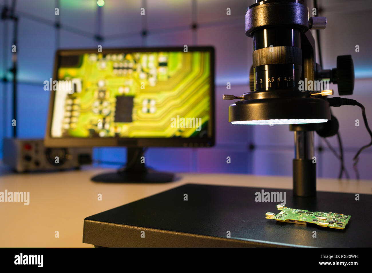 L'inspection de la qualité des puces de silicium dans le laboratoire avec un microscope Banque D'Images