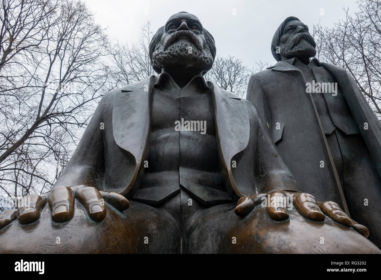Les Statues de Karl Marx et Friedrich Engels le marxiste et philosophe à l'Alexanderplatz à Berlin, Allemagne Banque D'Images