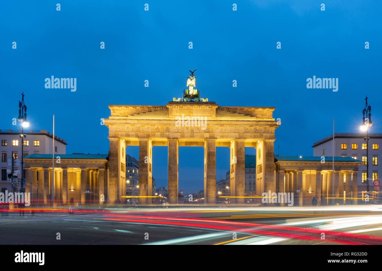 Vue de nuit sur la porte de Brandebourg à Berlin, Allemagne Banque D'Images