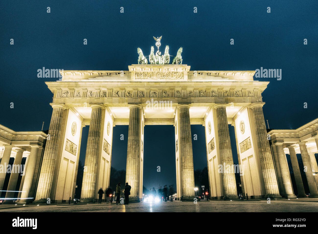 Vue de nuit sur la porte de Brandebourg à Berlin, Allemagne Banque D'Images