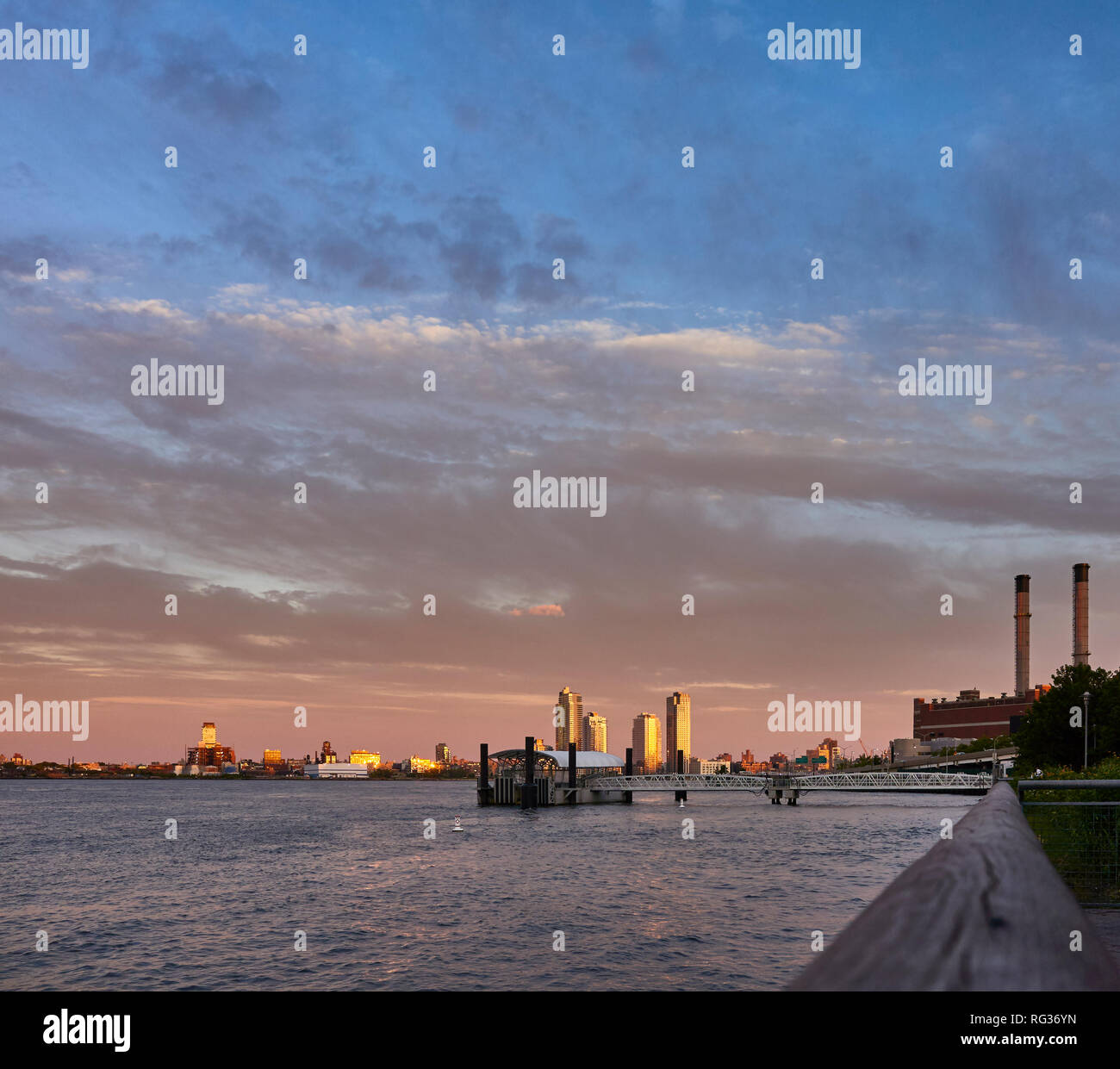 Plus de Cloudscape East River au coucher du soleil, sur le côté droit de Manhattan, Brooklyn sur la gauche, USA. Banque D'Images