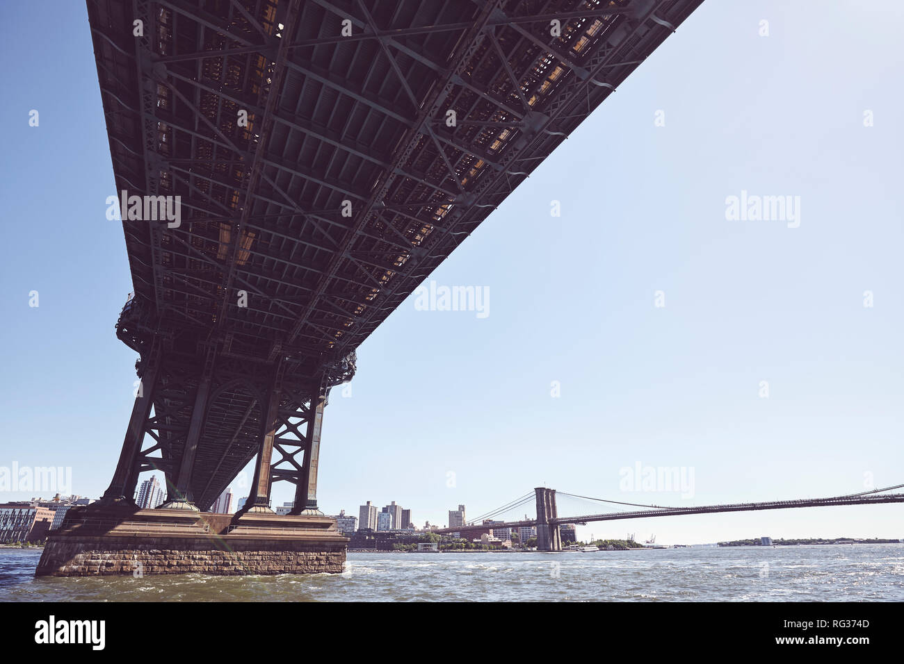 Sous le pont de Manhattan, aux tons rétro photo avec lens flare, New York, USA. Banque D'Images