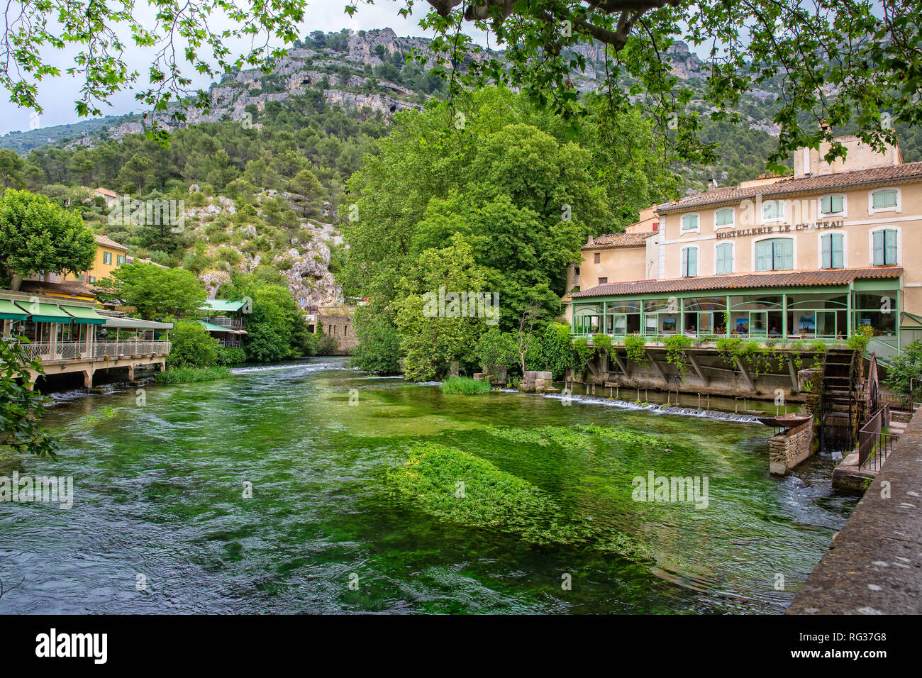 Fontaine de Vaucluse, Provence, Luberon, Vaucluse/France - 0531 2017 : Sur les bords de la Sorgue et dans le village, vous trouverez des restaurants, cafés et magasins. Banque D'Images