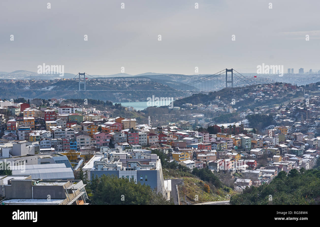 Panorama d'hiver avec le deuxième pont du Bosphore (alias pont Fatih Sultan Mehmet). Prise du district de Maslak, Istanbul, Turquie Banque D'Images