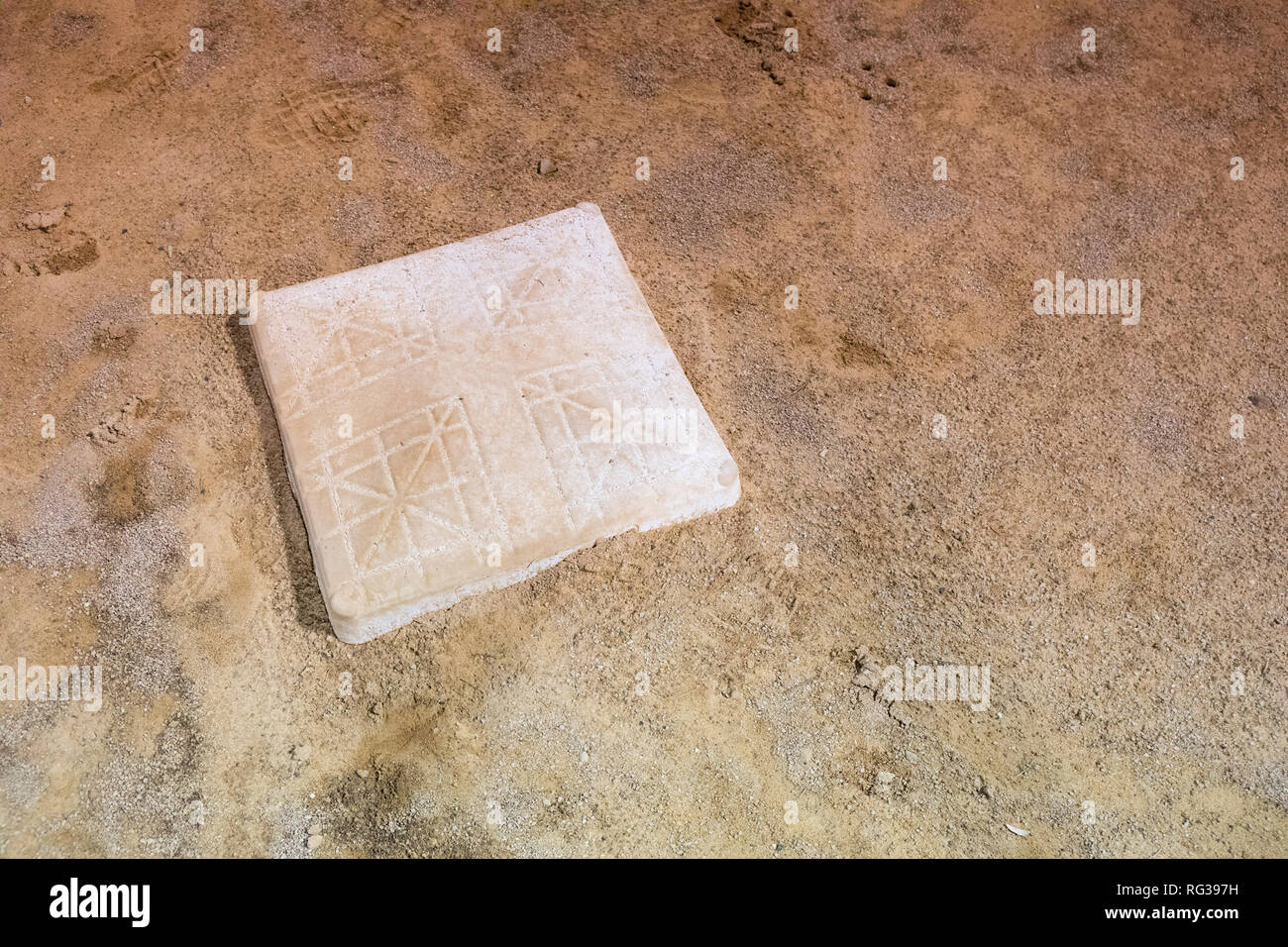 Une base de sale sur un terrain de baseball dans la nuit. Banque D'Images