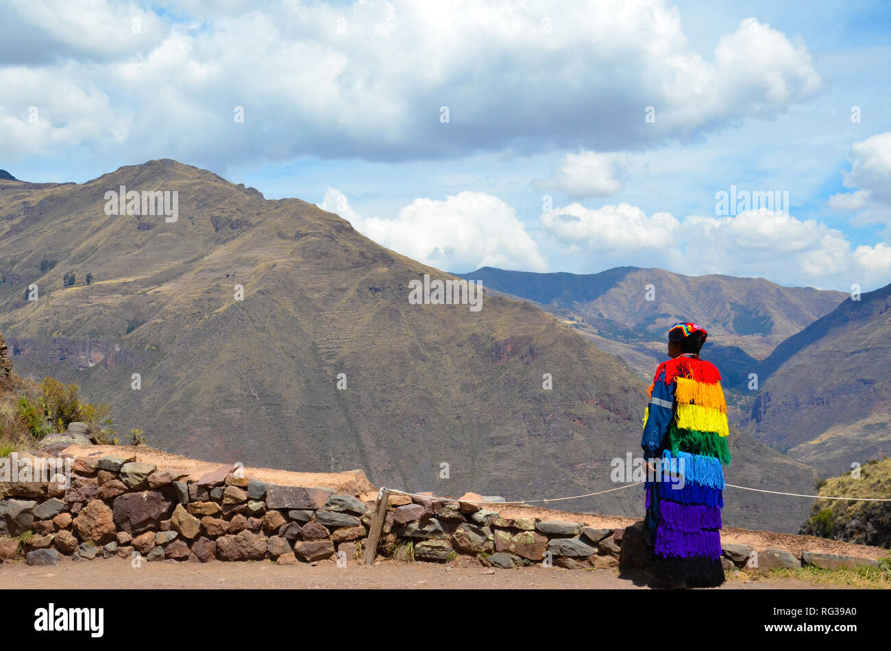 PISAQ / Pérou, le 16 août 2018 : un garde se penche sur la distance dans les ruines de Pisaq ruines près de Cusco. Banque D'Images