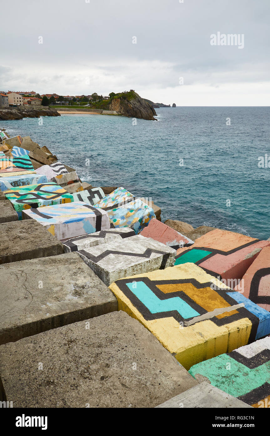 Cubos de la Memoria, intervention artistique d'Agustín Ibarrola de blocs de béton peints avec la plage de Sablon à l'arrière à Llanes (Asturies, Espagne) Banque D'Images