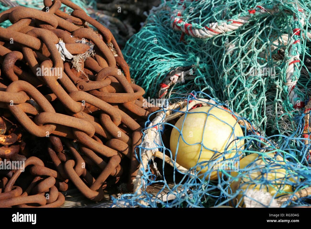 FRA, France, Normandie : les filets de pêche dans le port de Huppain. Chaîne en métal rouillé. Banque D'Images