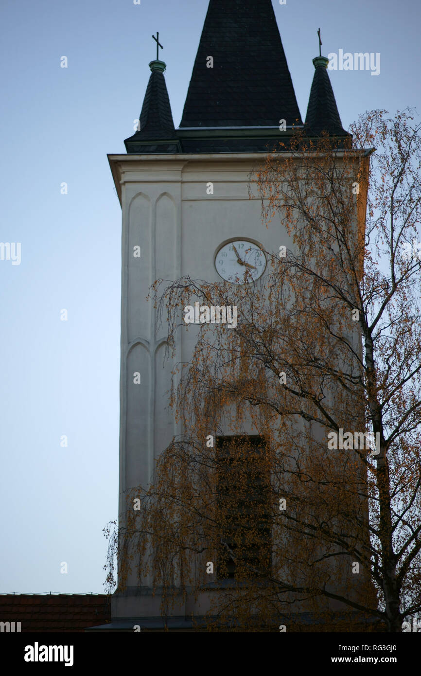 Le livre blanc de la tour de l'horloge de l'église du village protestant de Stralau en automne. Banque D'Images