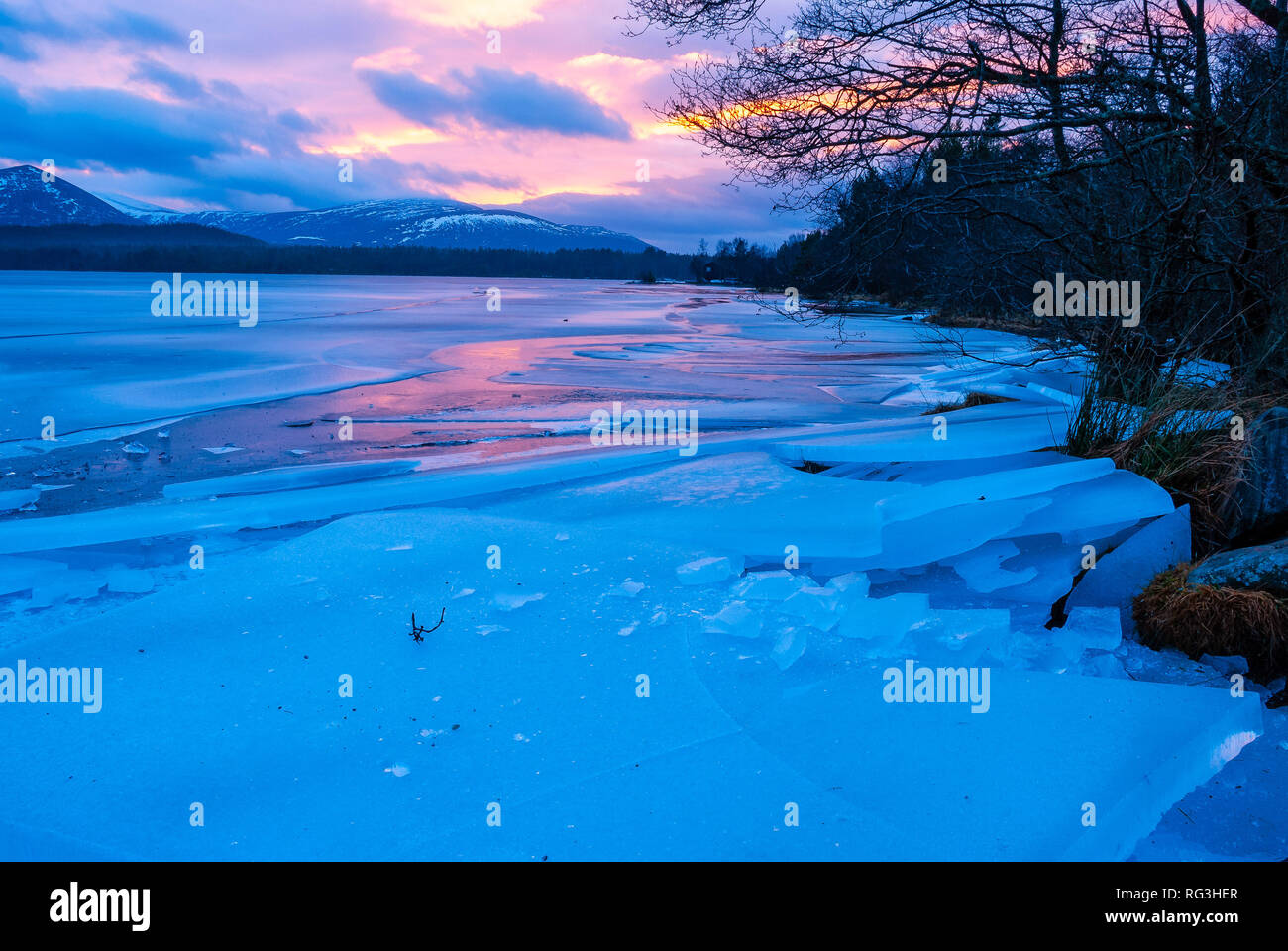 Le Loch Morlich, Aviemore, Badenoch, Ecosse, Royaume-Uni Banque D'Images