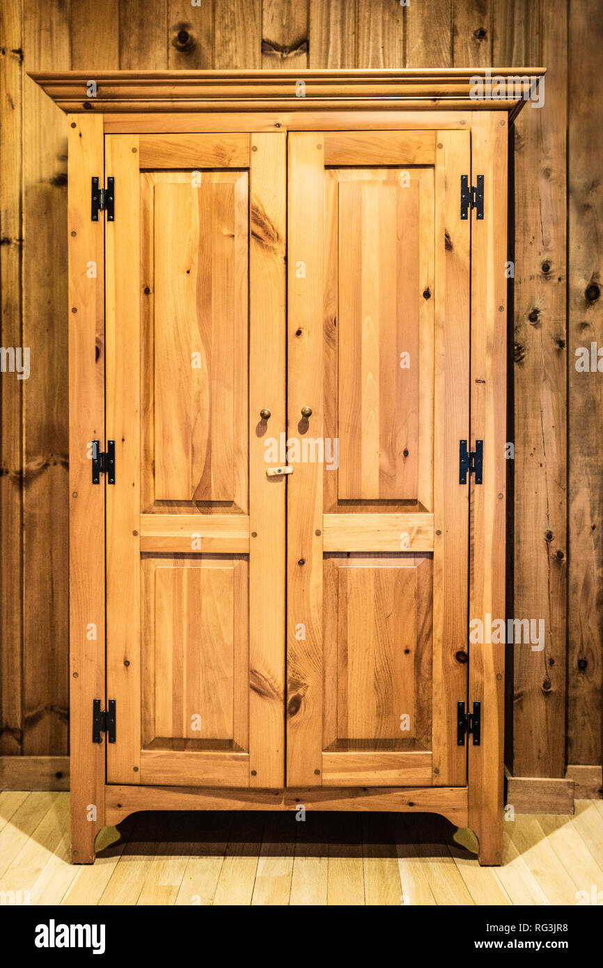 Belle armoire en bois contre le mur en bois de la cabine Banque D'Images