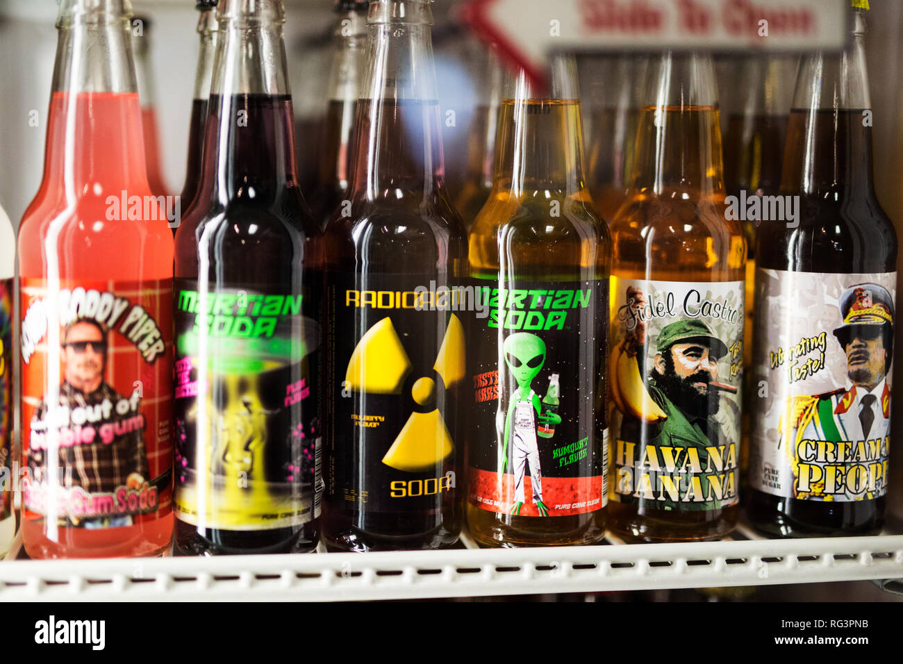 Les sodas inhabituelle pour la vente en bouteilles de verre dans un magasin à Indianapolis, Indiana, USA. Banque D'Images