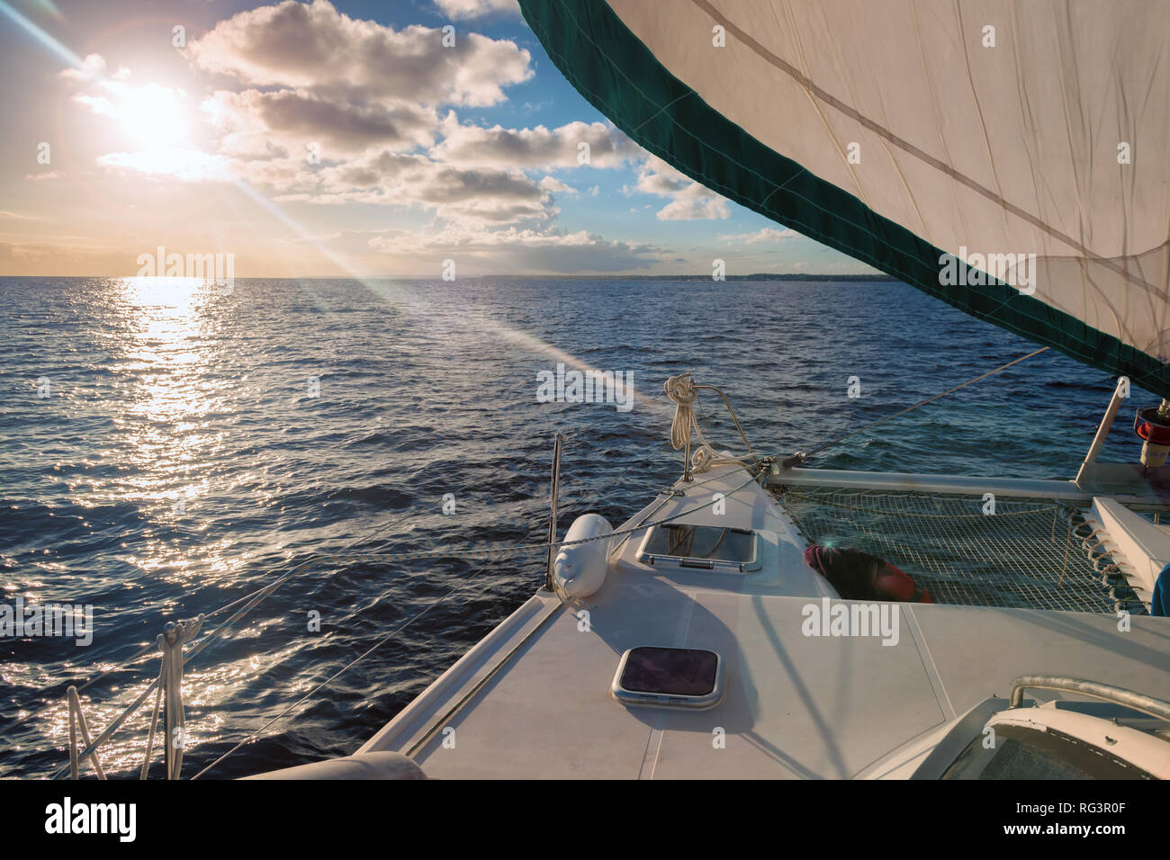 La voile avec un catamaran sur l'océan , fin de journée la foudre. Banque D'Images