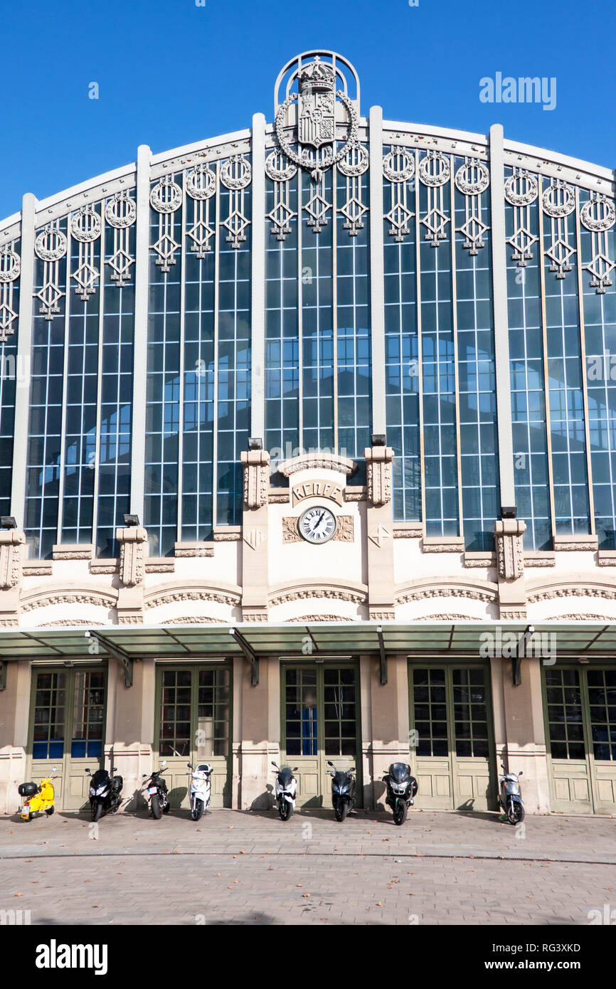 Barcelone, Espagne - 19 janvier 2019 : Gare Routière Estacio del Nord ('Barcelone Nord' ou 'Nord' Estacio) près de le monument à Barcelone Arc de Triomf Banque D'Images