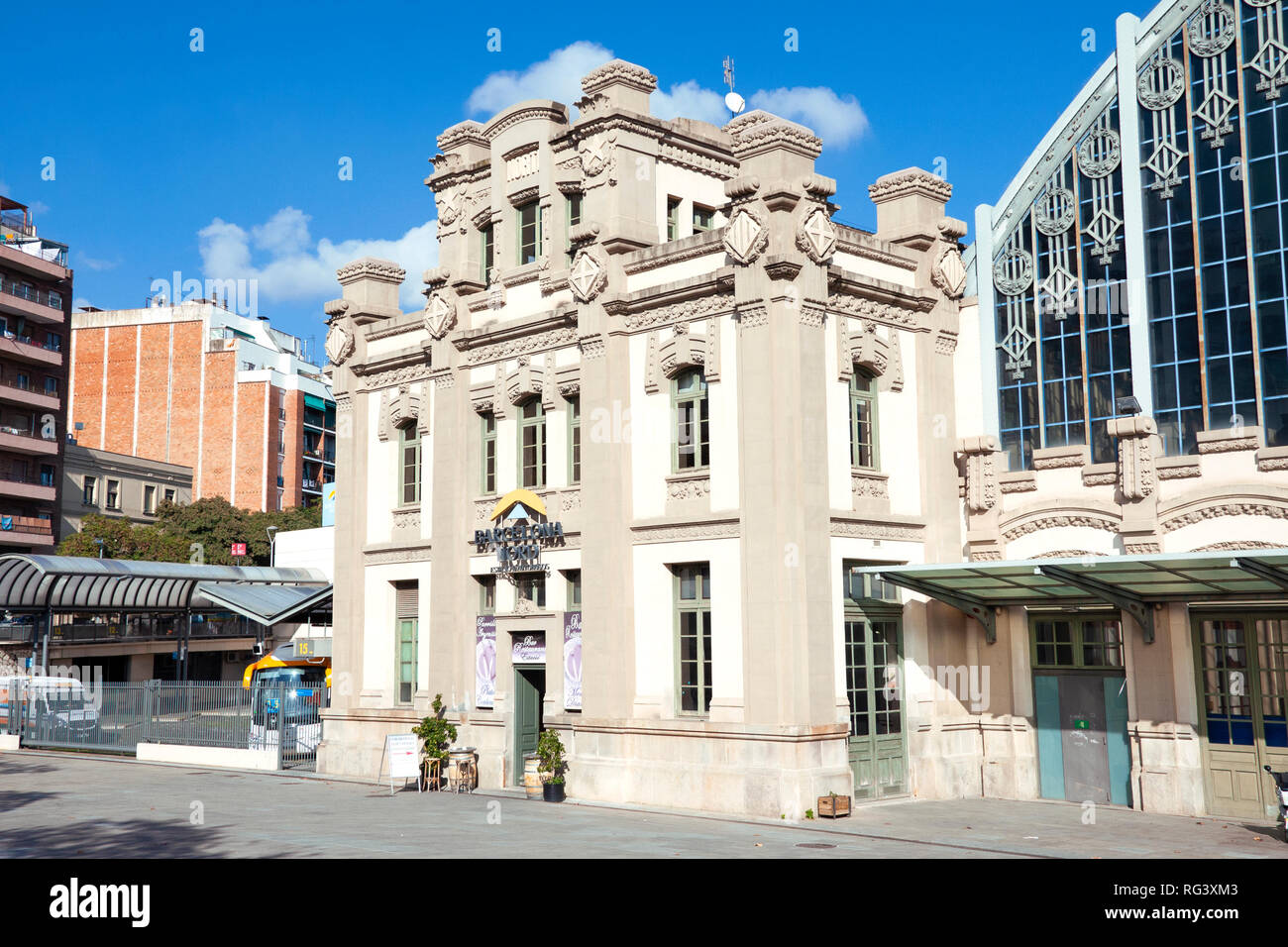 Barcelone, Espagne - 19 janvier 2019 : Gare Routière Estacio del Nord ('Barcelone Nord' ou 'Nord' Estacio) près de le monument à Barcelone Arc de Triomf Banque D'Images