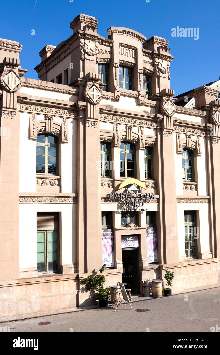 Barcelone, Espagne - 19 janvier 2019 : Gare Routière Estacio del Nord ('Barcelone Nord' ou 'Nord' Estacio) près de le monument à Barcelone Arc de Triomf Banque D'Images