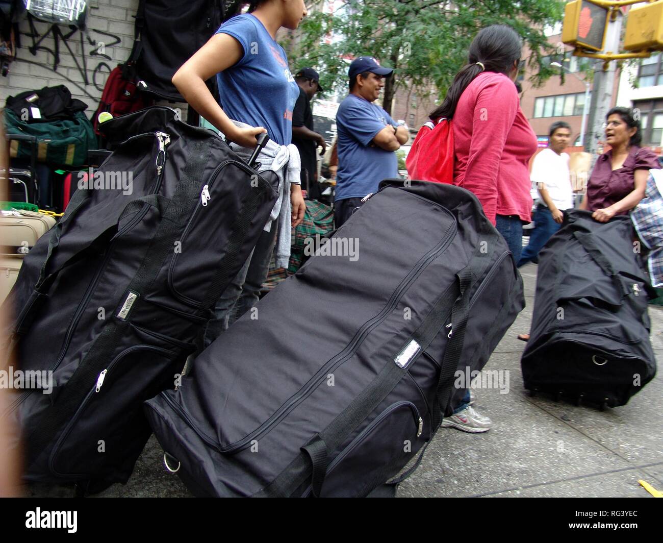 USA, United States of America, New York City : Les femmes avec gros bagages  dans Midtown Photo Stock - Alamy
