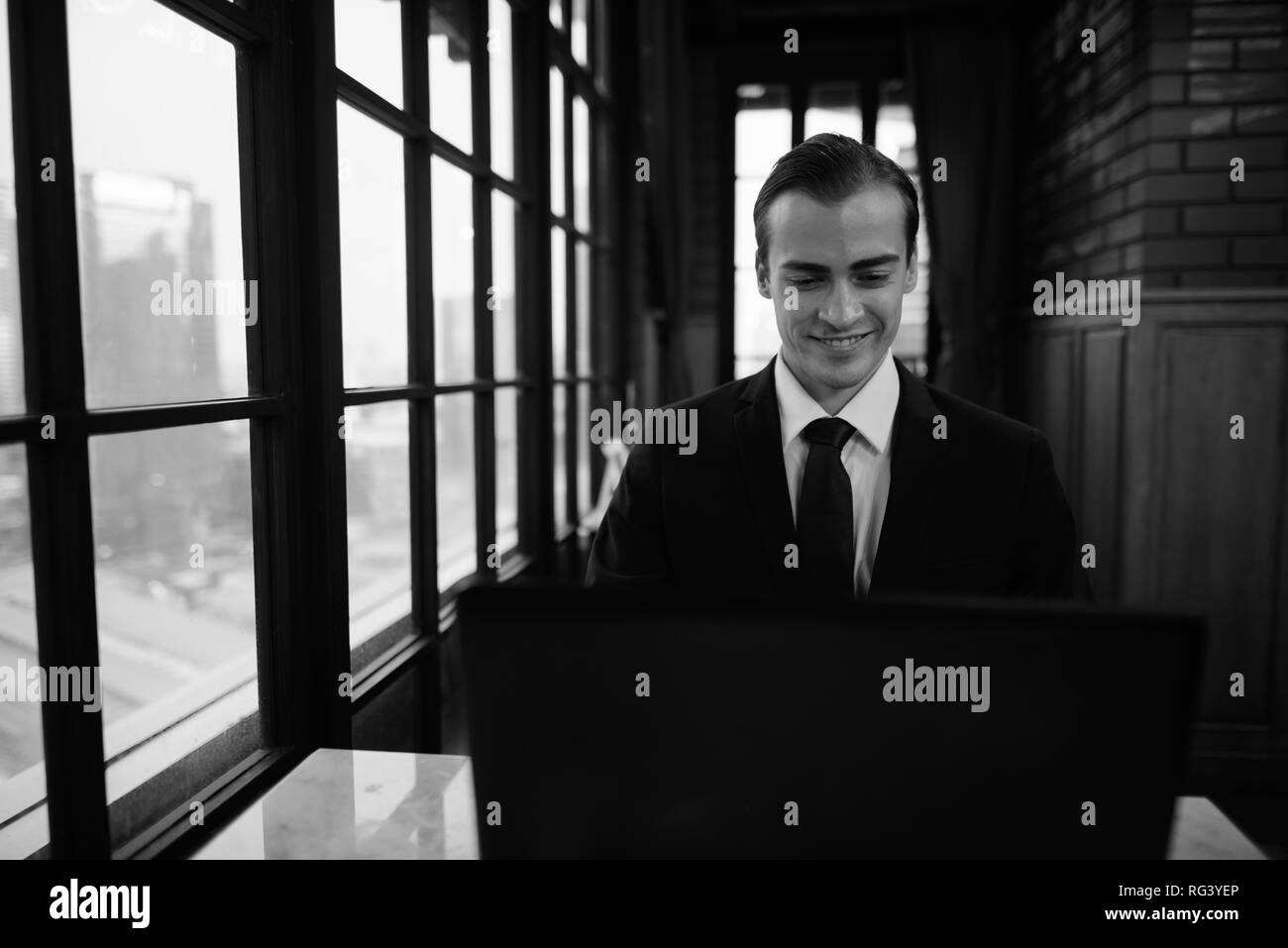 Image en noir et blanc de Businessman in restaurant Banque D'Images