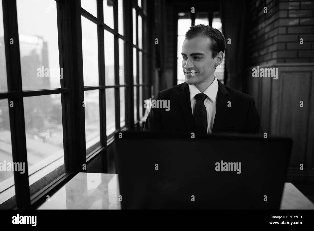 Image en noir et blanc de Businessman in restaurant Banque D'Images