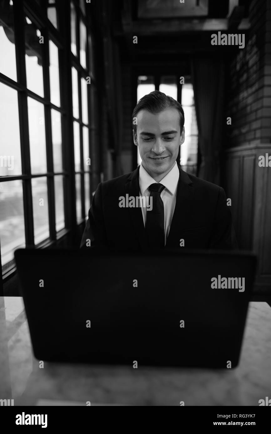 Image en noir et blanc de Businessman in restaurant Banque D'Images