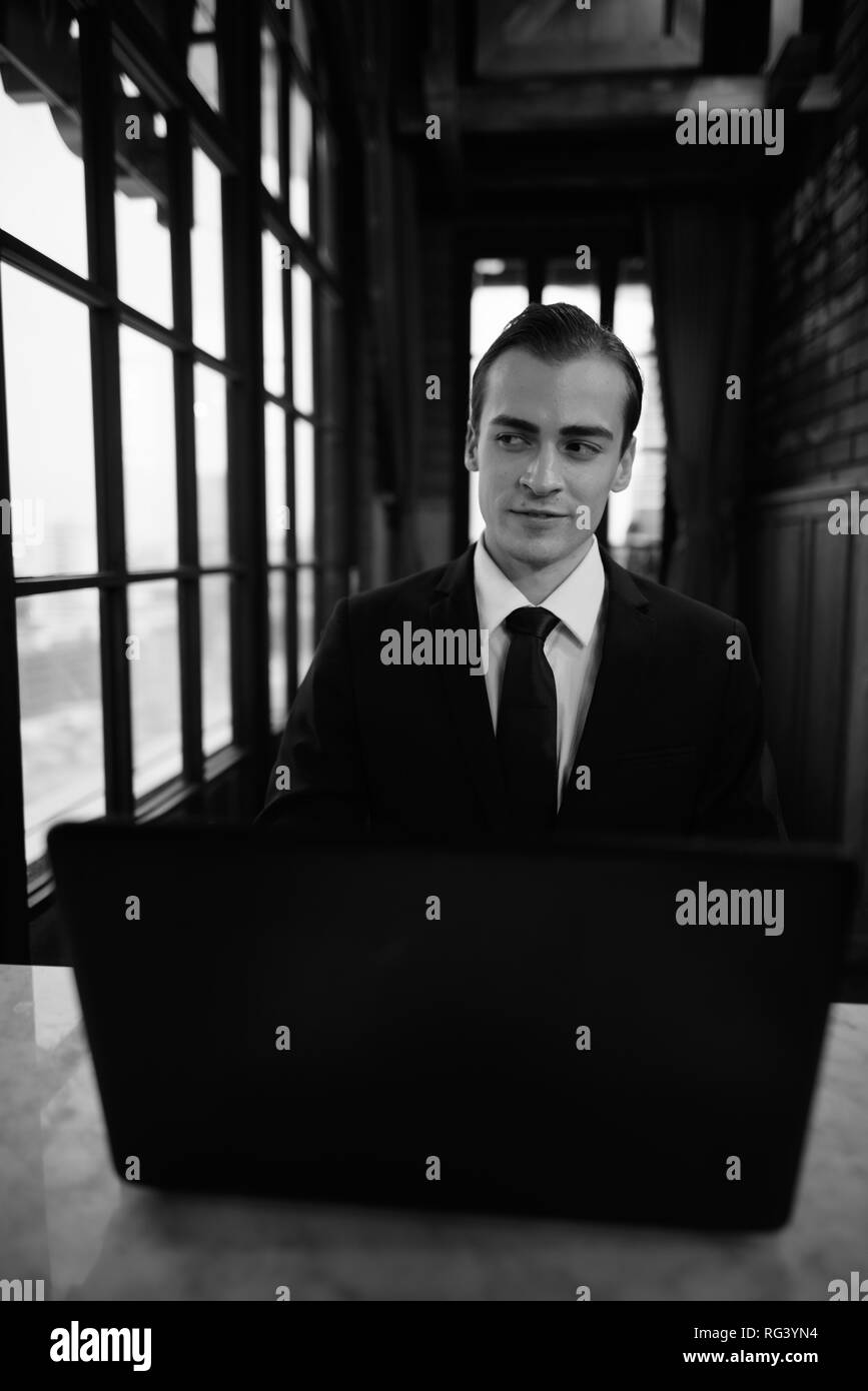 Image en noir et blanc de Businessman in restaurant Banque D'Images