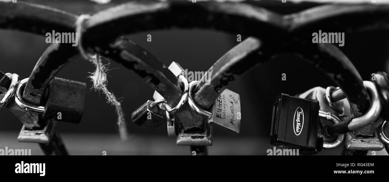 Londres, Angleterre - le 20 janvier 2019. Serrures, signé et à gauche par des couples sont jointes aux clôtures et balustrades dans Camden Market. Banque D'Images