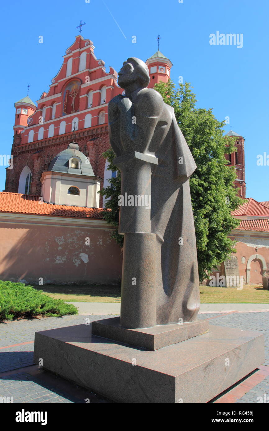 La Lituanie, Vilnius : Juin 2018 : St Anne's Church et église des Bernardins avec statue de Adam Mickiewicz Banque D'Images