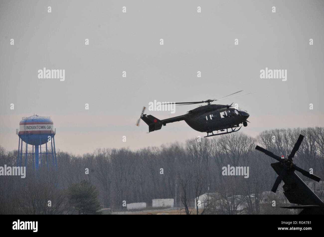 Un hélicoptère UH-72 Lakota, exploité par des soldats avec détachement 1, la Compagnie Bravo, 1-224ème régiment d'aviation, 28e Brigade d'aviation de combat expéditionnaire, mouches autour de Fort Indiantown Gap Le 27 janvier 2019. Banque D'Images
