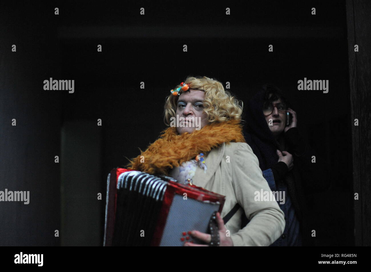 Un homme déguisé en María Jesús et son peu d'oiseaux observés pendant le carnaval à Leiza, la Navarre, le nord de l'Espagne. Défilé du carnaval qui a eu lieu à Leitza, une petite ville située dans le nord de la Navarre, de costumes ancestraux il y a plus de cent ans sont mélangés entre lacère de Donald Trump, Mariano Rajoy et même Kim Jong-un lui-même. Banque D'Images