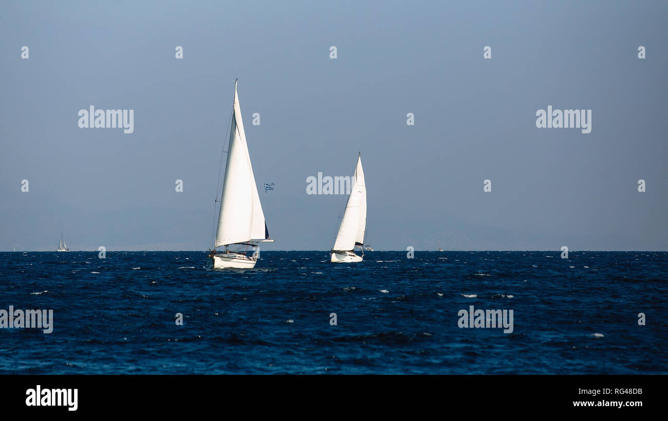 Yacht avec voiles blanches dans la mer Egée. La voile. Banque D'Images