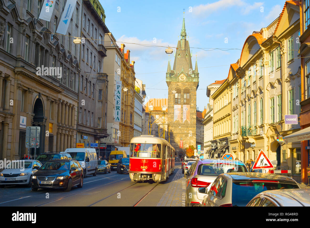 PRAGUE, RÉPUBLIQUE TCHÈQUE - le 14 novembre 2018 : Sunshine dans la vieille ville de Prague, rue tramway rouge et la circulation automobile, Henri Bell Tower en arrière-plan Banque D'Images