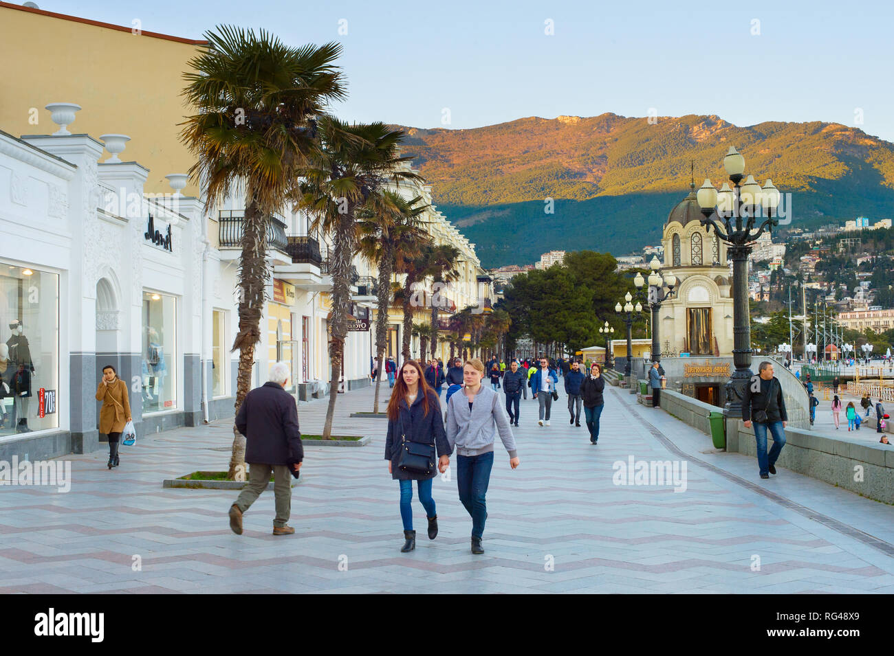 YALTA, Crimée, Ukraine - avril 03, 2018 : Couple walking par Yalta, promenade au coucher du soleil. Yalta est la plus célèbre destination touristique en Crimée Banque D'Images