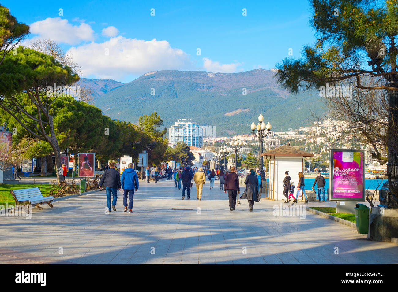 YALTA, Crimée, Ukraine - avril 03, 2018 par : promenade de Yalta en journée ensoleillée. Yalta est la plus célèbre destination touristique en Crimée Banque D'Images