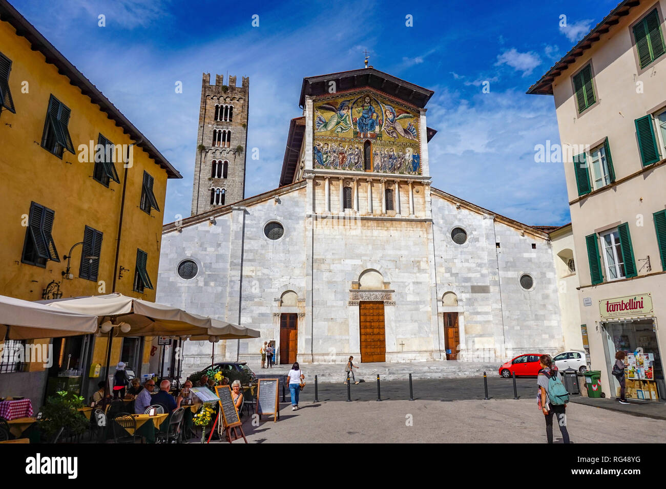 Lucca, Toscane Italie - 09.15.2017 : Basilique de San Frediano avec les gens de manger à l'extérieur Banque D'Images