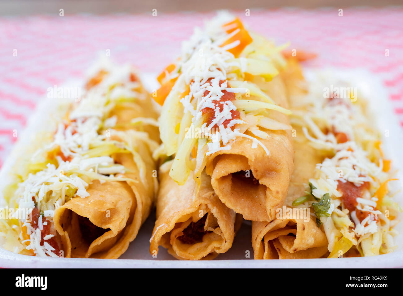 L'alimentation de rue traditionnels tacos au Honduras Banque D'Images