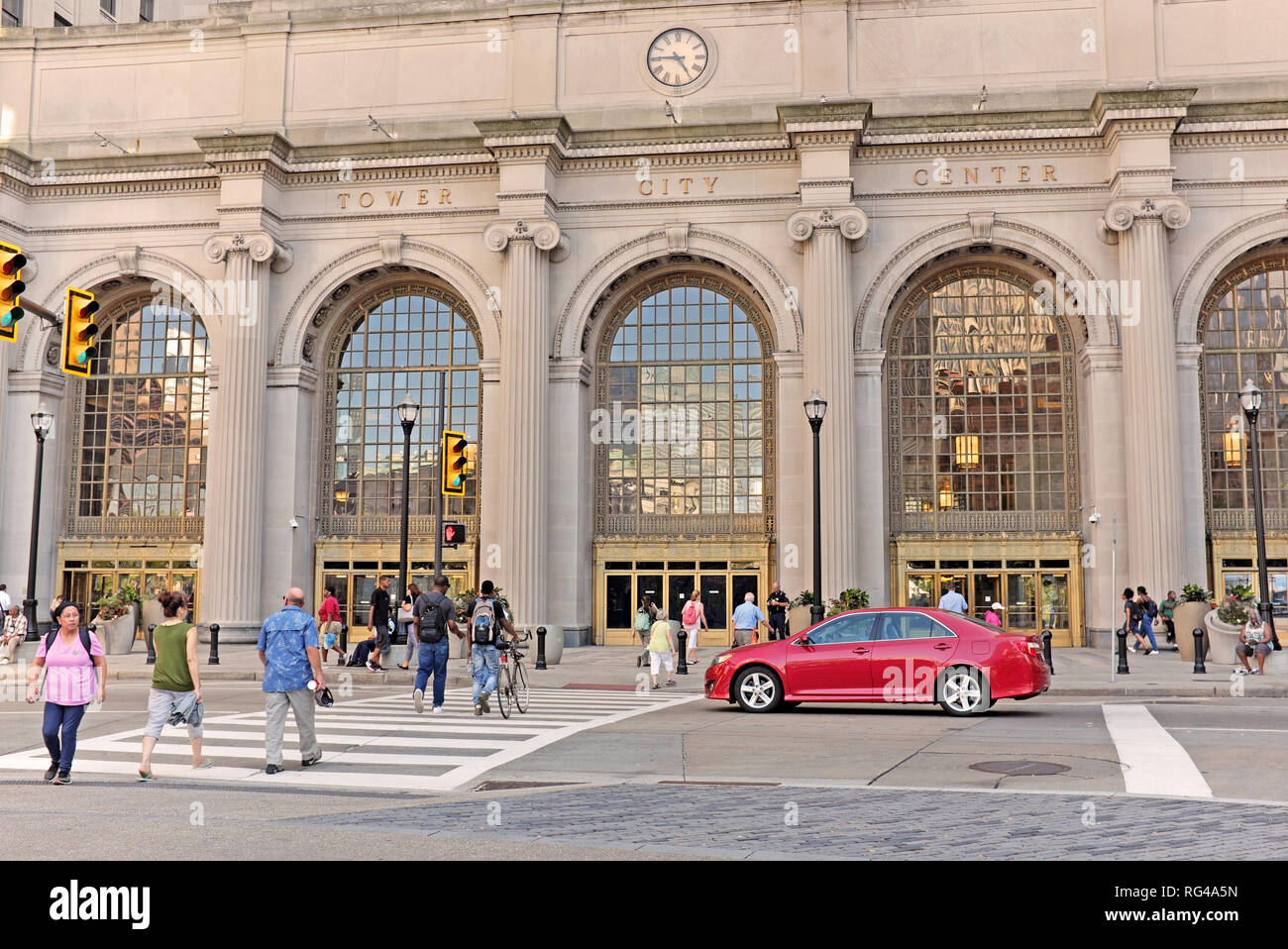 La circulation des piétons sur la place publique dans l'avant de la Tour Centre-ville en centre-ville de Cleveland, Ohio, USA au cours de l'été. Banque D'Images