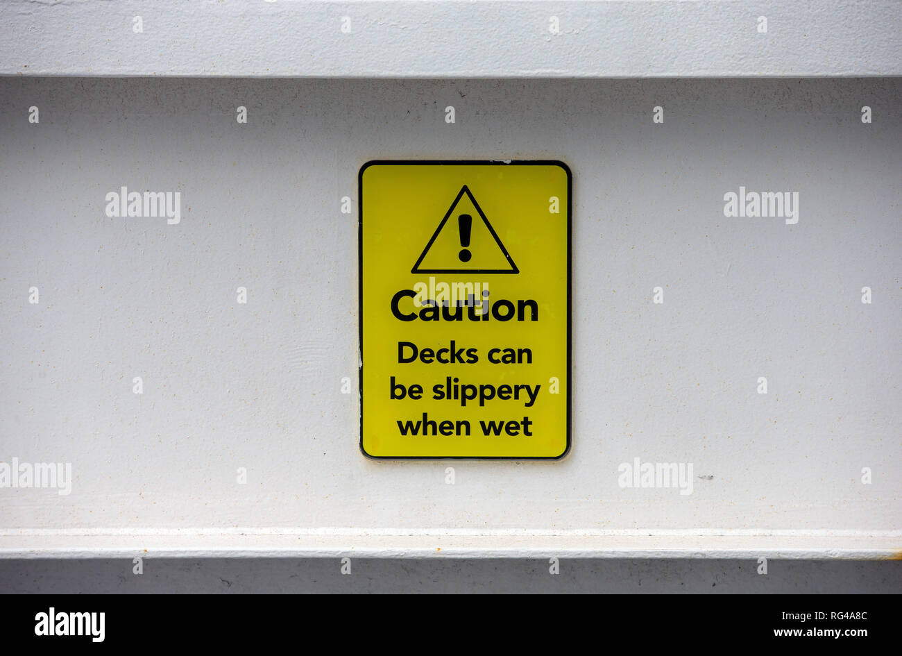 Attention le pont peut être glissante lorsque mouillée signe sur un car-ferry, Dunkerque, France. Banque D'Images