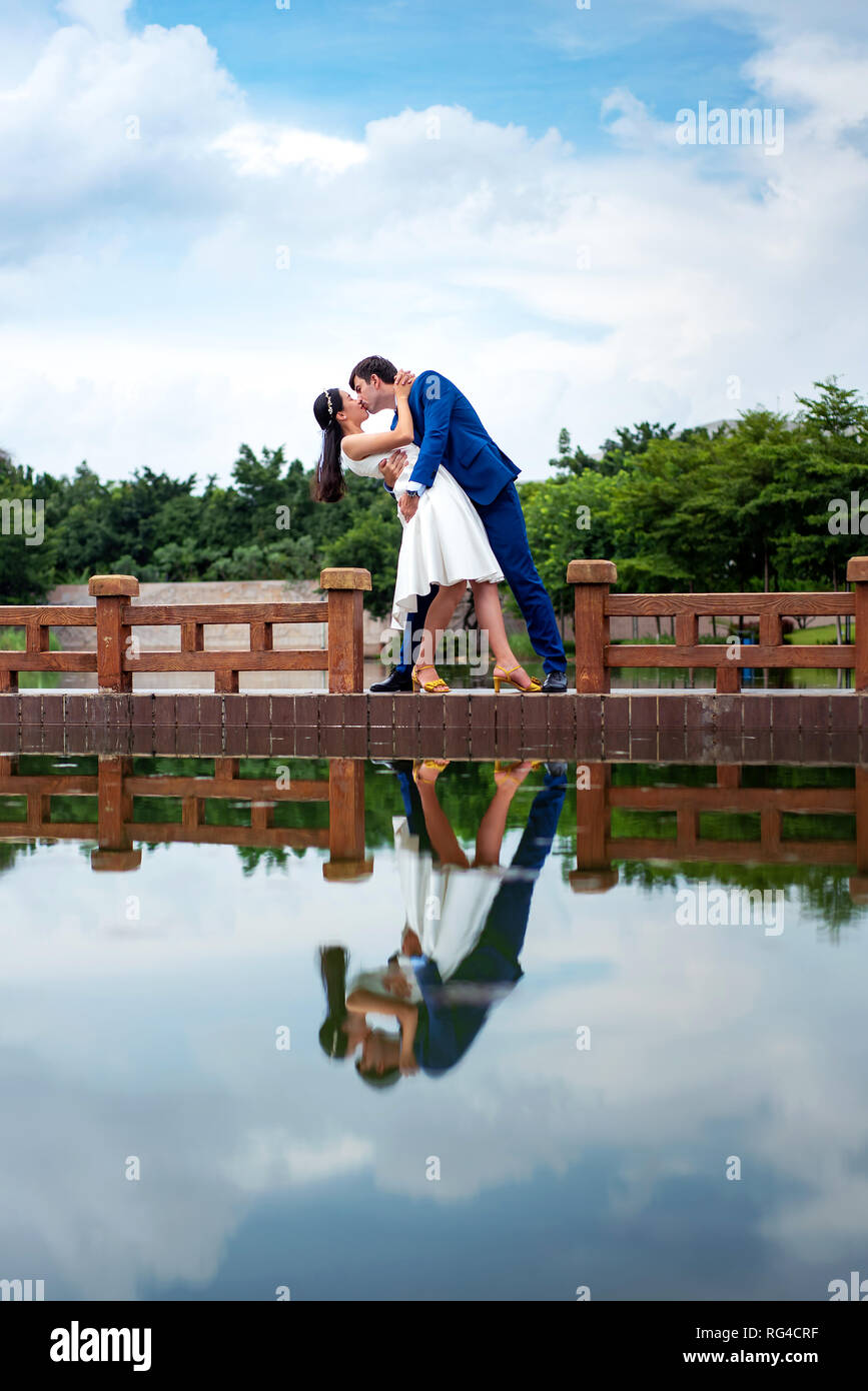 Couple romantique dans le parc au bord du lac Banque D'Images
