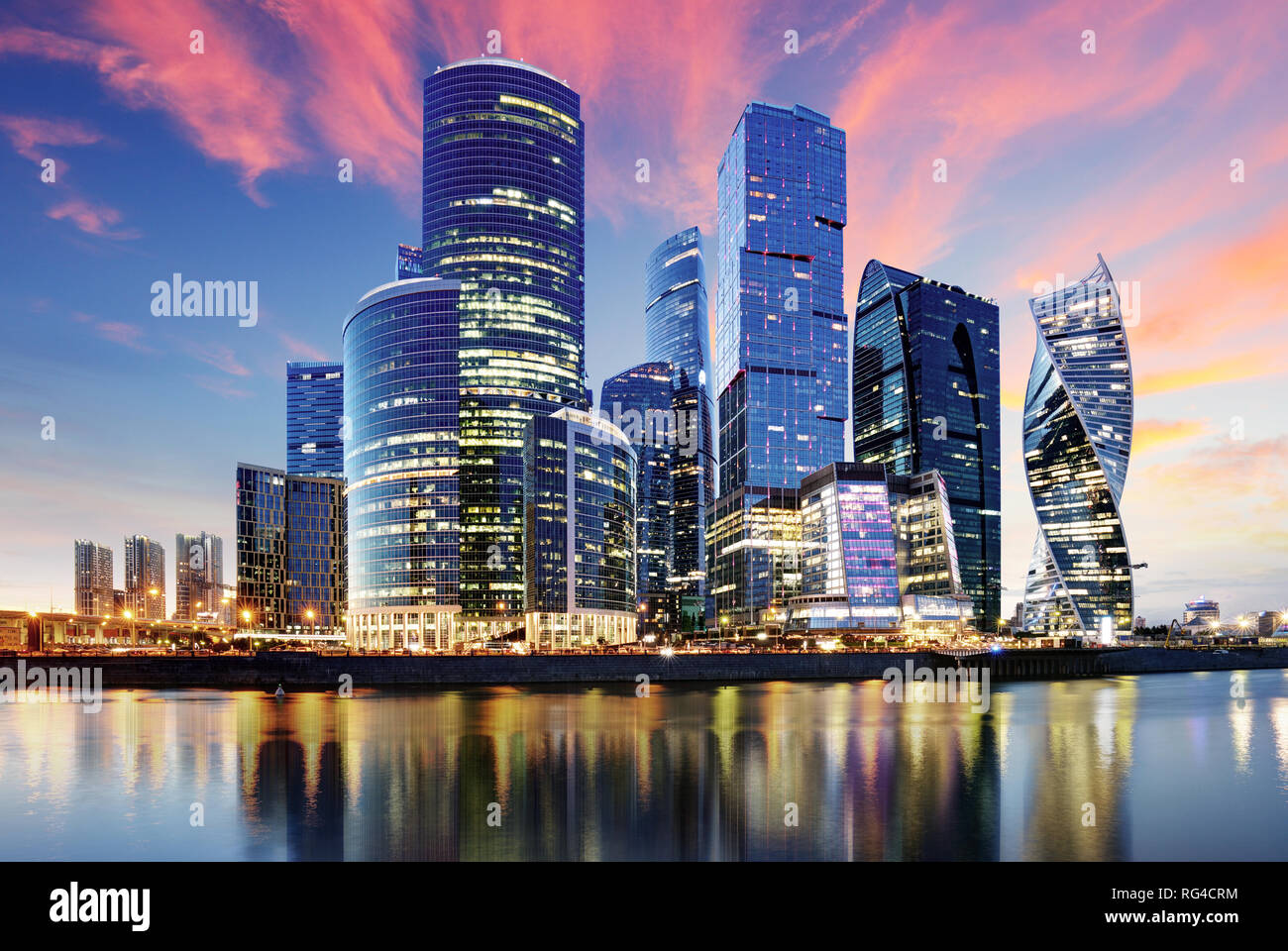 Gratte-ciel du centre d'affaires de la ville de Moscou et de la rivière de Moscou à Moscou dans la nuit, la Russie. Architecture et vue de Moscou Banque D'Images