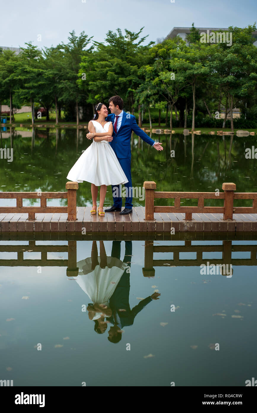 Couple danse par le lac reflète dans l'eau Banque D'Images
