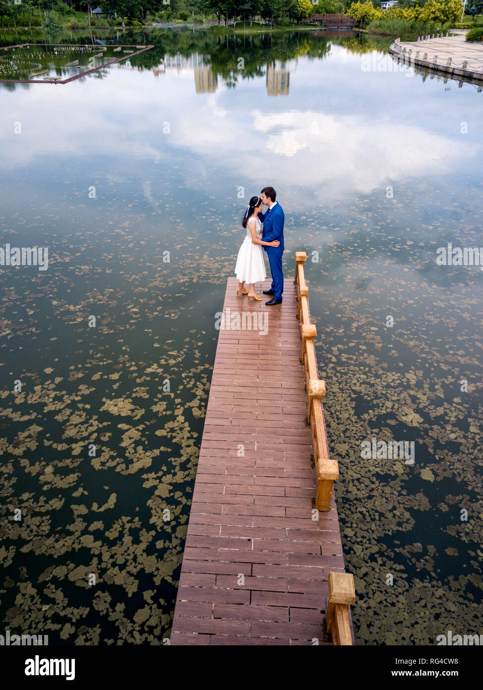 Couple romantique dans le parc au bord du lac Banque D'Images