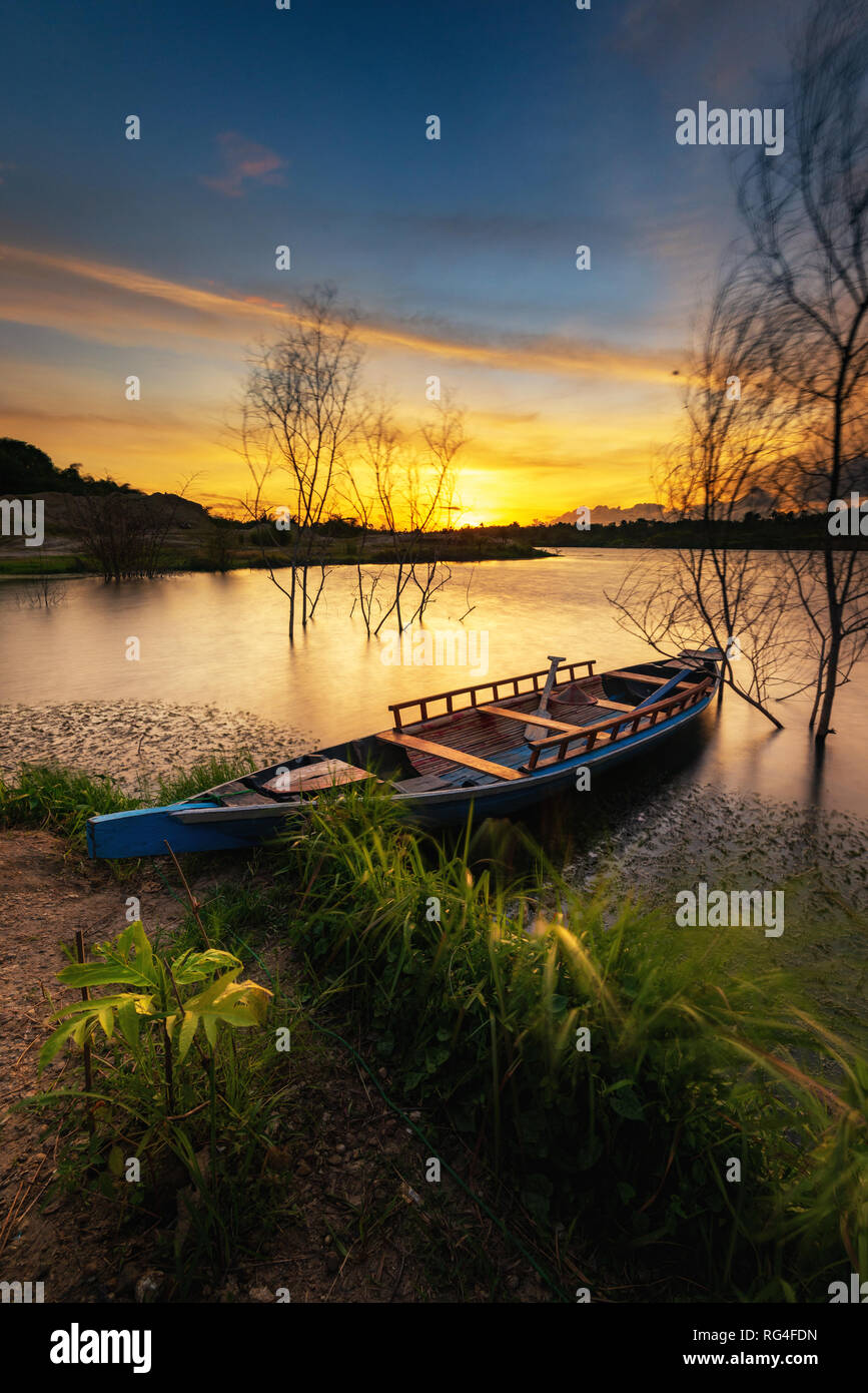 L'ancrage d'un bateau sur le côté du lac en Cisoka, Tangerang, Indonésie Banque D'Images