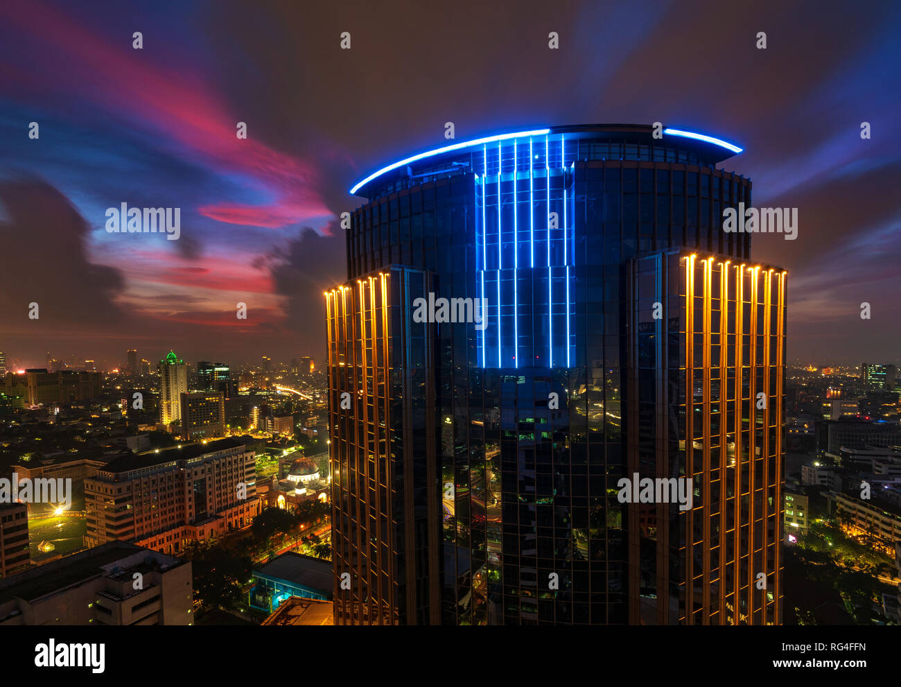 Menara Merdeka (Indenpendence Tour) au coucher du soleil à Jakarta Banque D'Images