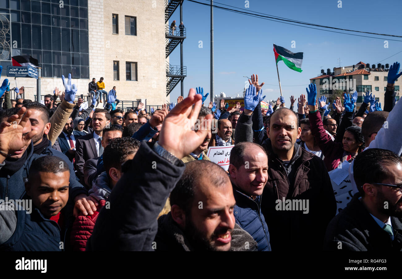 Les Palestiniens protestent contre l'Autorité palestinienne à Ramallah à la sécurité sociale Banque D'Images